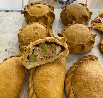 Empanada de carne con guisantes
