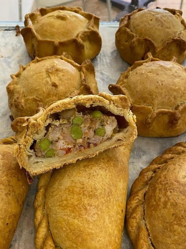 Empanada de carne con guisantes